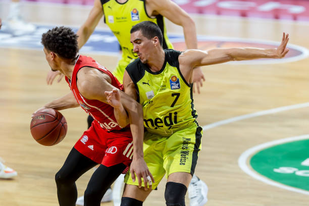 规赛中稳居 规赛中稳居